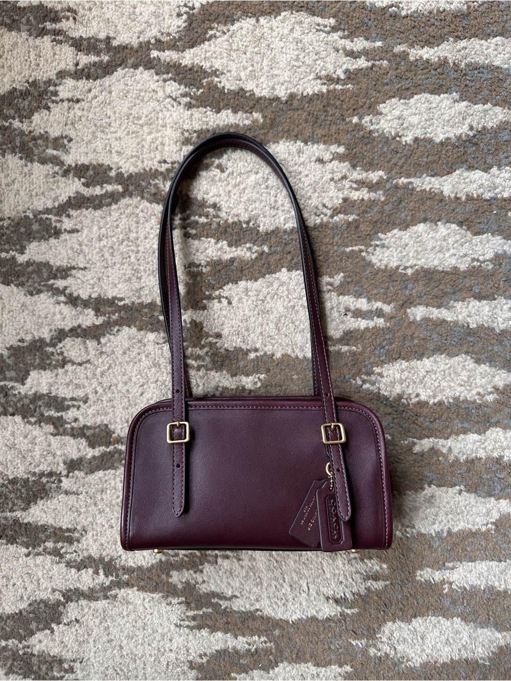 COACH Swing Zip Bag 20 in black currant